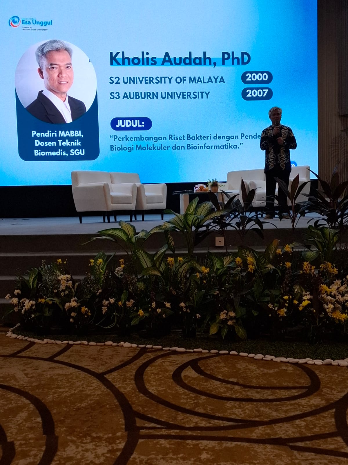 Expert delivering a research presentation at an academic conference