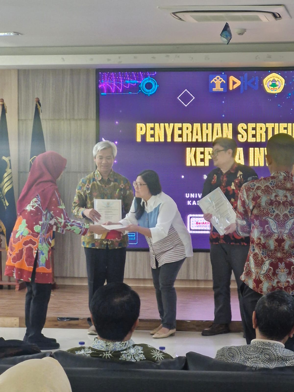 Patent certificate handover ceremony